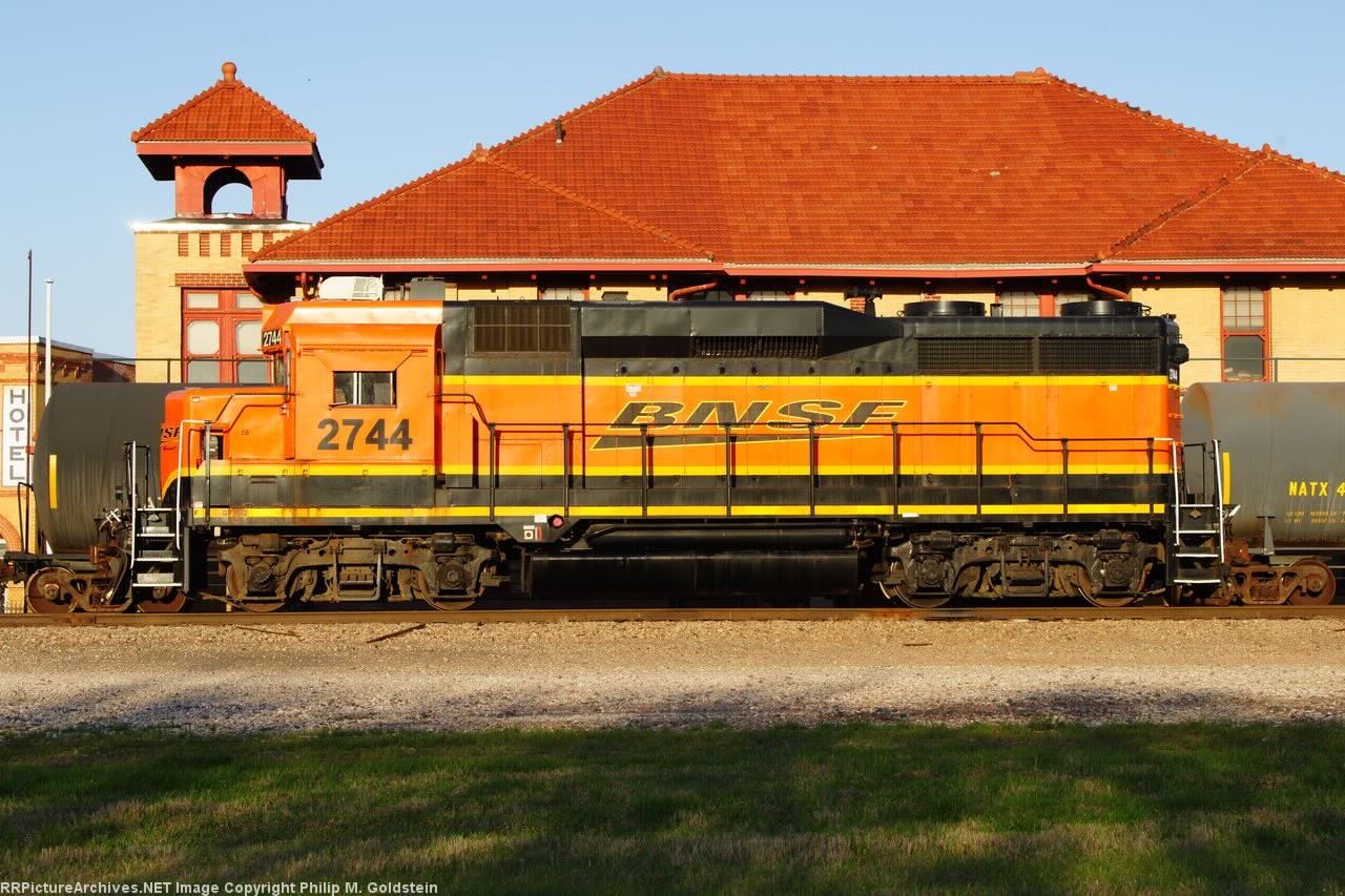 BNSF 2744